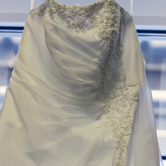 Davids Bridal Wedding Dress - Picture 2 of 5